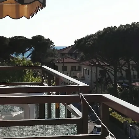 Elizabeth マリーナ・ディ・ピエトラサンタ